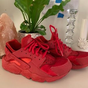 Women’s Nike Huaraches in Red 🌙❤️
